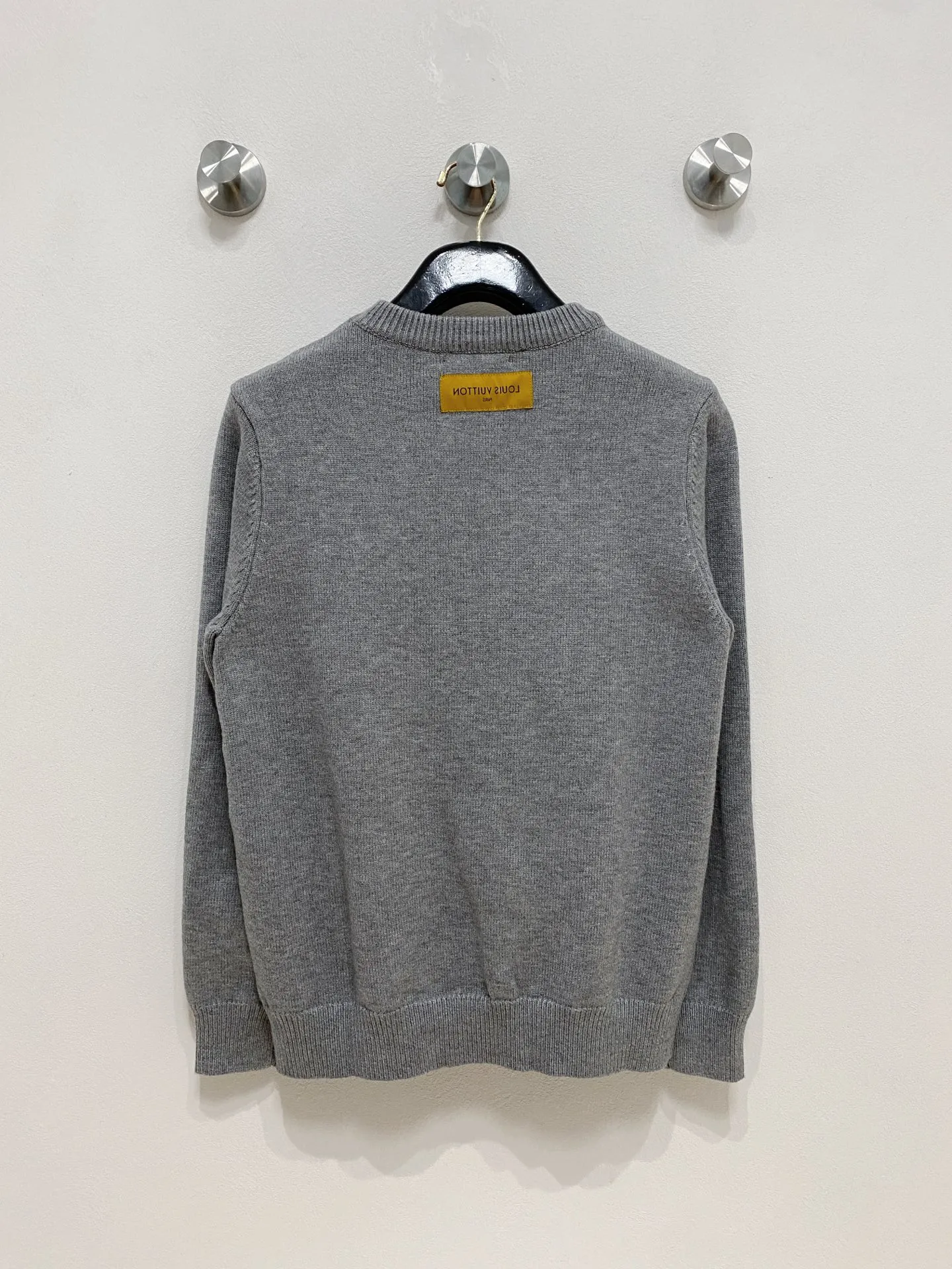 🅿️440 LV crew neck sweater, made of wool blended yarn, has good warmth retention, fluffy and soft, doubles skin care, giving you a lightweight wearing experience. High-quality natural fibers ensure high-quality life. The whole piece adopts solid color single-sided craftsmanship, leaving loose space when fit, solid color plain weave, neat texture, solid color design, durable and high-end. The workmanship is meticulous, fashionable and versatile. The reverse shoulder design is simple and comfortable. At the same time, it uses counter stitching to highlight the quality in the details, making the temperament more low-key, restrained, calm and stylish, and better showing the clean and tidy side of successful men. The collar, cuffs, and hem are made of dense rib weaving, which is tight and elastic, not easy to deform, and highlights the details and texture. Whether worn alone or layered, it can not only give you a warm feeling, but also give you a sophisticated sense of fashion.      Size: M-XXXL